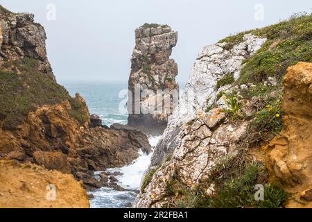 Felsformationen „Papoa“ auf der Halbinsel Peniche im leichten Nebel, Peniche, Portugal Stockfoto