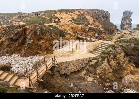 Felsformationen „Papoa“ auf der Halbinsel Peniche im leichten Nebel, Peniche, Portugal Stockfoto