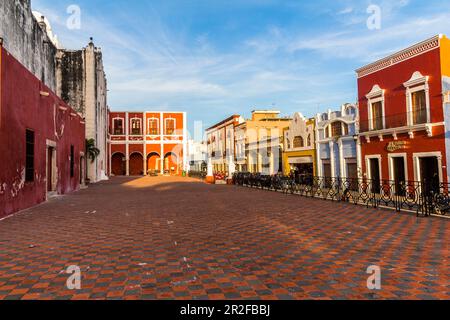 Platz vor der Kathedrale von Campeche auf der Plaza de la Independencia, Yucatan-Halbinsel, Mexiko Stockfoto