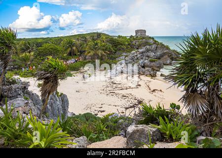 Küstenruinen auf dem Gelände der Maya-Stätten Tulum, Quintana Roo, Yucatan Peninsula, Mexiko Stockfoto