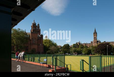 Bowling im Kelvingrove Rasen Bowling Green vor der Kelvingrove Art Gallery and Museum und der University of Glasgow in Glasgow, Scotl Stockfoto