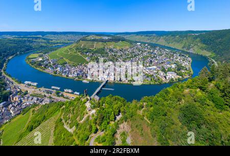 Luftaufnahme der Moselschleife in Traben-Trarbach mit der Burgruine Grevenburg, Mosel, Rheinland-Pfalz Stockfoto