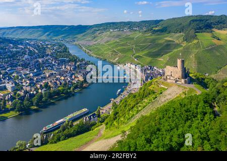 Luftaufnahme der Burg Landshut bei Bernkastel-Kues, Mosel, Rheinland-Pfalz, Deutschland Stockfoto