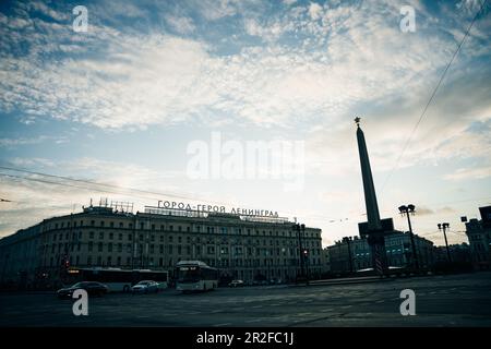 St. Petersburg, Russland - Juli 2022 sowjetische Inschrift auf dem Dach Hero City Leningrad. Hochwertiges Foto Stockfoto