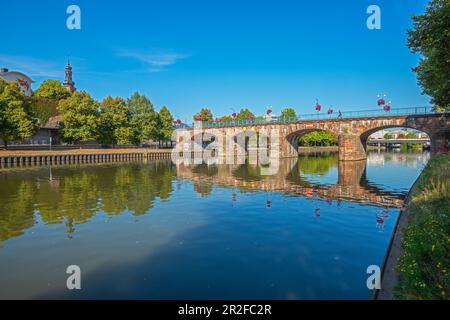 Saar mit alter Brücke und Burgkirche, Saarbrücken, Saarland, Deutschland Stockfoto