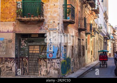 Bunte kubanische Gasse mit alten kolonialen Hausfassaden, Alt-Havanna, Kuba Stockfoto