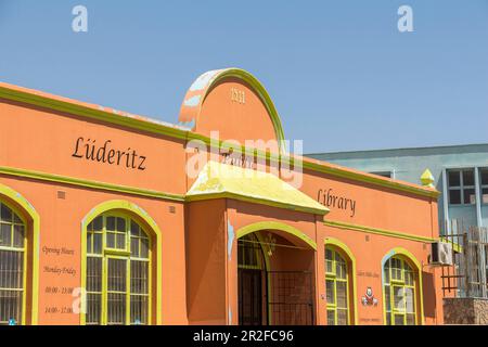 Restaurierte bunte Häuser aus der deutschen Kolonialzeit im Zentrum von Lüderitz, Namibia Stockfoto