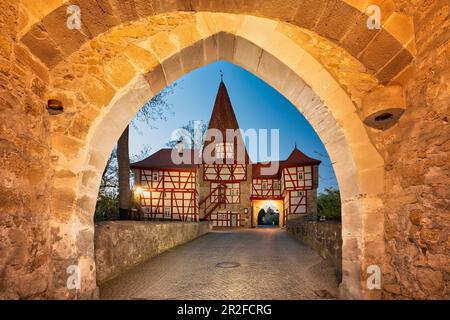 Roedelseer Tor in Iphofen zur Blue Hour, Kitzingen, Niederfrankreich, Franken, Bayern, Deutschland, Europa Stockfoto