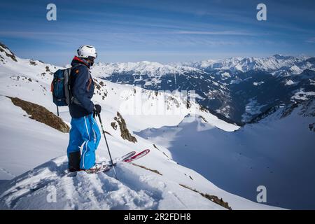 Skifahrer auf den tiefen Schneepisten in den Zillertalalpen Stockfoto