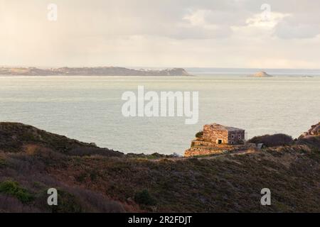 Morgenstimmung am Cap Erquy mit Blick auf die vier A boulets (Kugelofen) in der Bucht von Saint Brieuc. Bretagne, Nordküste. Stockfoto