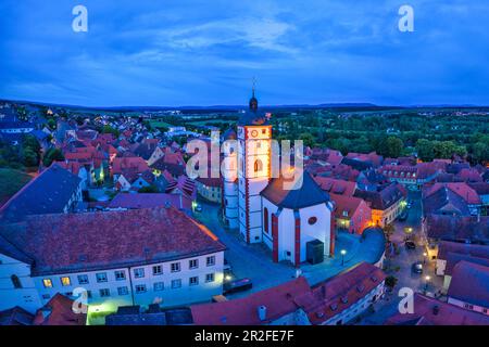 Blick auf die Pfarrkirche St. Augustine in Dettelbach zur Blue Hour, Kitzingen, Niederfrankreich, Franken, Bayern, Deutschland, Europa Stockfoto