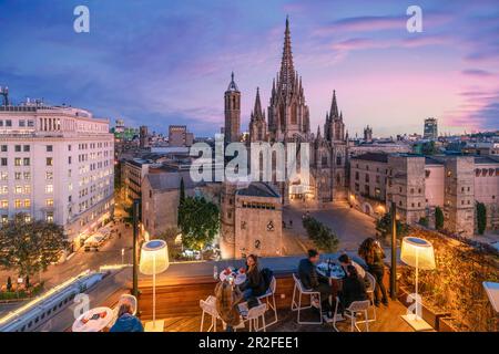 Blick auf die Kathedrale von Barcelona von der Dachterrasse des Hotels Colon im gotischen Viertel von Barcelona, Spanien Stockfoto