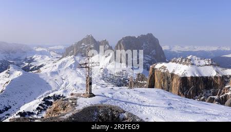 Blick von Sass Pordoi West nach Langkofel, Landschaft, Felsen, Berge, Gipfelkreuz, Schnee, Dolomiten, Trentino im Winter, Italien Stockfoto