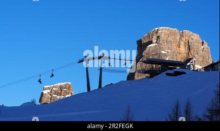 Hütte im Skigebiet oberhalb von Cortina d'Ampezzo, auf dem Cinque Torri, Schnee, Dolomiten, Skilift, Felsen, Winter in Venetien, Italien Stockfoto