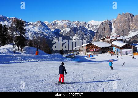 Im Skigebiet unter dem Cristallo über Cortina d'Ampezzo, Skipiste, Schnee, Skifahrer, Landschaft, Dolomiten, Winter in Venetien, Italien Stockfoto