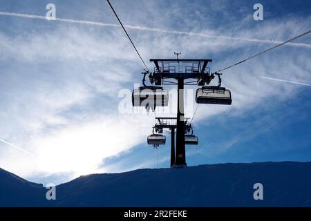 Im Skigebiet Zauchensee, Sportwelt Amadé, Berge, Sessellift, Wolken, Himmel, Winter in Salzburg, Österreich Stockfoto