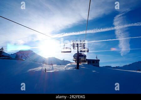 Im Skigebiet Zauchensee, Sportwelt Amadé, Berge, Sessellift, Wolken, Himmel, Skipiste, Winter in Salzburg, Österreich Stockfoto