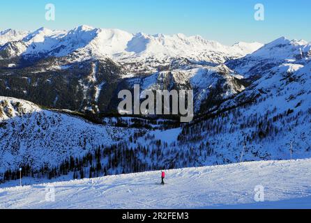 Im Skigebiet Zauchensee, Sportwelt Amadé, Berge, Skipisten, Winterlandschaft, Alpen, Schnee, Skifahrer, Winter in Salzburg, Österreich Stockfoto