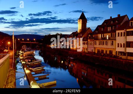 Abend auf dem Neckar, Wertheim am Main, Turm, Häuser, Fluss, Reflexion, Boote, Himmel, Wolken, Taubertal, Württemberg, Deutschland Stockfoto