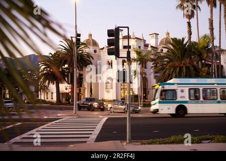 Fußgängerüberquerung und Hotel im Abendlicht auf dem East Cabrillo Boulevard in Santa Barbara, Kalifornien, USA. Stockfoto