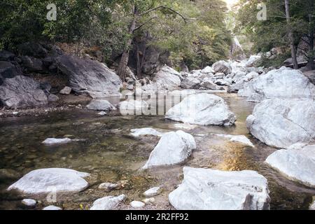 Steine und Felswände am Big Sur River im Pfeiffer Big Sur State Park, Kalifornien, USA. Stockfoto