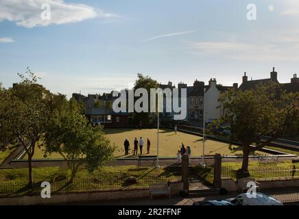 Ein breiter Blick auf die im Spiel befindlichen Bowlingbahnen im Wigtown Rasen Bowling Club Green in Wigtown, Dumfries und Galloway, Schottland, großbritannien Stockfoto