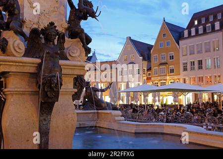 Brunnenfiguren des Augustusbrunnen, Rathausplatz, Augsburg, Schwaben, Bayern, Deutschland Stockfoto