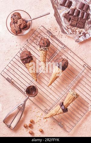 Schokoladeneis auf einer Steinoberfläche, Draufsicht. Eiscreme auf einem Metallständer. Flach verlegt Stockfoto