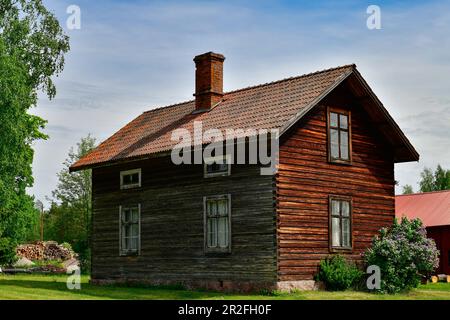 Antikes, traditionell gebautes Holzhaus in der Nähe von Sollerön am Siljansee, Dalarna Stockfoto