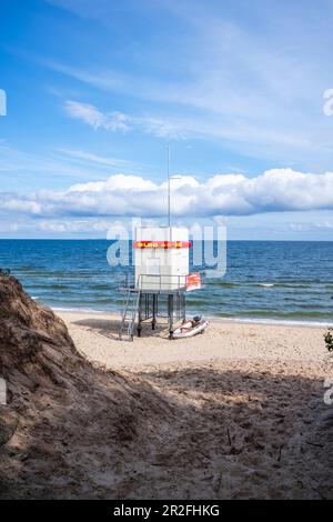 Rettungsturm am Strand von Bansin mit Motorboot-Lichtschwellen Wolkenwolke, Usedom, Mecklenburg-Vorpommern, Deutschland Stockfoto