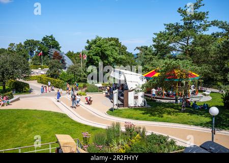 Promenade in Heringsdorf mit übergroßer Liege, Grünflächen für Urlauber und Touristen, Usedom, Mecklenburg-Vorpommern, Deutschland Stockfoto