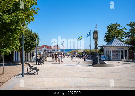 Zugang zum Pier im Kaiserbad Ahlbeck mit der berühmten historischen Uhr Usedom, Mecklenburg-Vorpommern, Deutschland Stockfoto