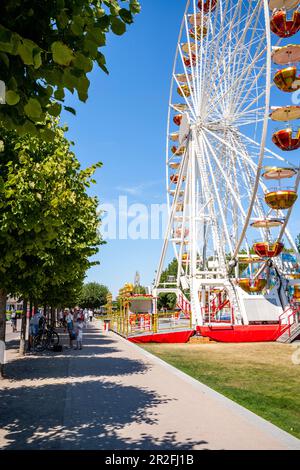 Riesenrad an der Strandpromenade in Kaiserbad Ahlbeck mit Touristen und Urlaubern, Usedom, Mecklenburg-Vorpommern, Deutschland Stockfoto