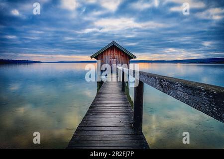 Bootshaus bei Sonnenuntergang am Ammersee, Stegen, Bayern, Deutschland Stockfoto