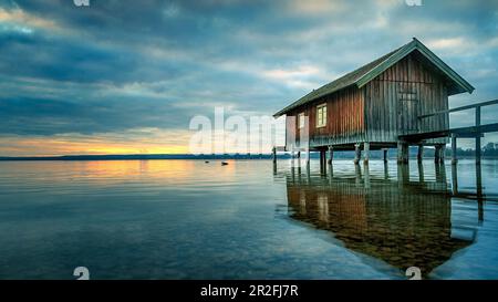 Bootshaus bei Sonnenuntergang am Ammersee, Stegen, Bayern, Deutschland Stockfoto