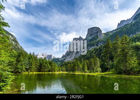 Blick über die Gosaulacke bis zum Hochkesselegg vom Dachsteinmassiv. Stockfoto