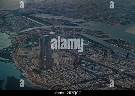 Nähern Sie sich Abu Dhabi, fliegen Sie bei Sonnenaufgang über die Stadt Stockfoto