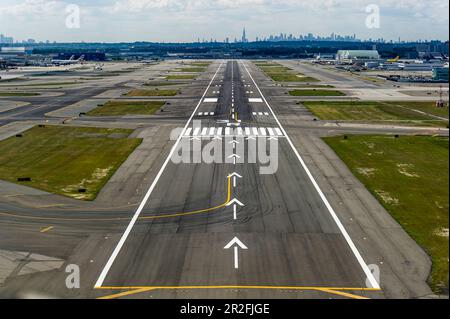 Landebahn 31R nähert sich John F. Kennedy Airport (KJFK/JFK), New York, USA Stockfoto