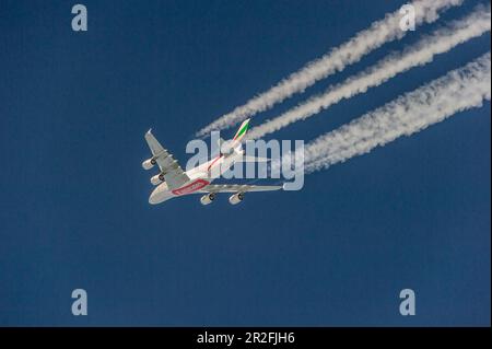 Emirates Airbus A380 auf Kreuzfahrt Stockfoto