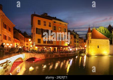 Annecy, Frankreich, - 20. August 2020: Palais de l'Isle, beliebtes Wahrzeichen in Annecy, der Hauptstadt von Savoyen, genannt Venedig der Alpen, Frankreich Stockfoto