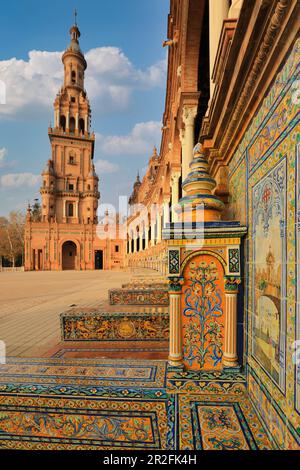 Selektiver Fokus auf Zierfliesen am plaza de España in Sevilla, Spanien Stockfoto