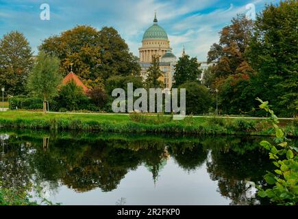 Neue Reise durch Havel, Friendship Island, Nikolaikirche und Altes Rathaus auf dem Alten Markt, Potsdam, Brandenburg, Deutschland Stockfoto