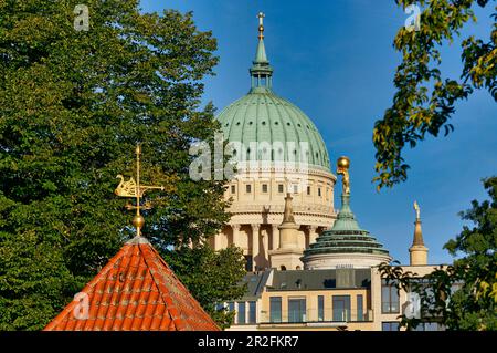 Pförtnerhaus auf der Freundschaftsinsel, Nikolaikirche und Altes Rathaus, Potsdam, Land Brandenburg, Deutschland Stockfoto