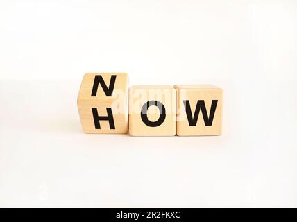 Know-how-Symbol. Geschäftsmann dreht Holzwürfel um und ändert das Wort "wie man es weiß". Wunderschöner weißer Tischhintergrund. Speicherplatz kopieren. Business und kno Stockfoto