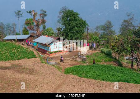 Sikkim, Indien - 22. März 2004 : Schulkinder in Uniform, die nach der Schule nach Hause zurückkehren, sind vorbei. Sikkim hat eine der gebildetsten Bevölkerungsgruppen. Stockfoto