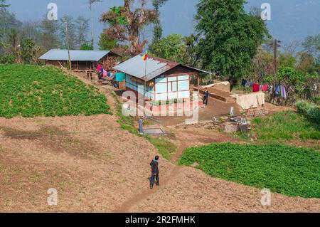 Sikkim, Indien - 22. März 2004 : Schulkinder in Uniform, die nach der Schule nach Hause zurückkehren, sind vorbei. Sikkim hat eine der gebildetsten Bevölkerungsgruppen. Stockfoto