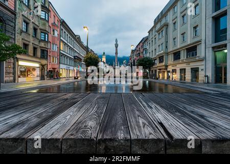 Am frühen Morgen auf der Maria-Theresien-Straße im bewölkten Innsbruck, Tirol, Österreich Stockfoto