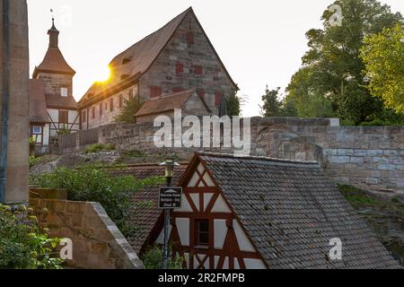 Sonnenuntergang über dem Eingang zum Schloss Cadolzburg am Burggraben, Cadolzburg, Franken, Bayern, Deutschland Stockfoto