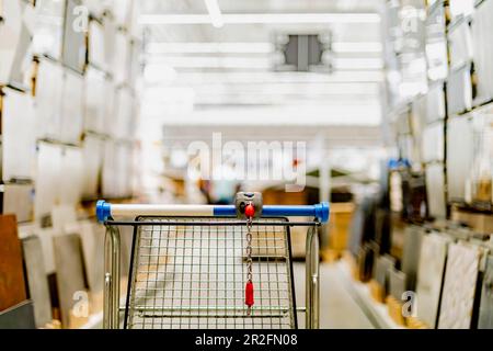 Ein Einkaufswagen in einem Baumarkt Stockfoto