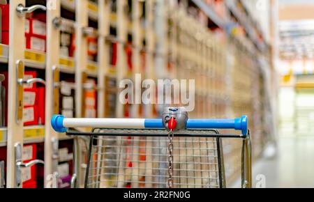 Ein Einkaufswagen in einem Baumarkt Stockfoto